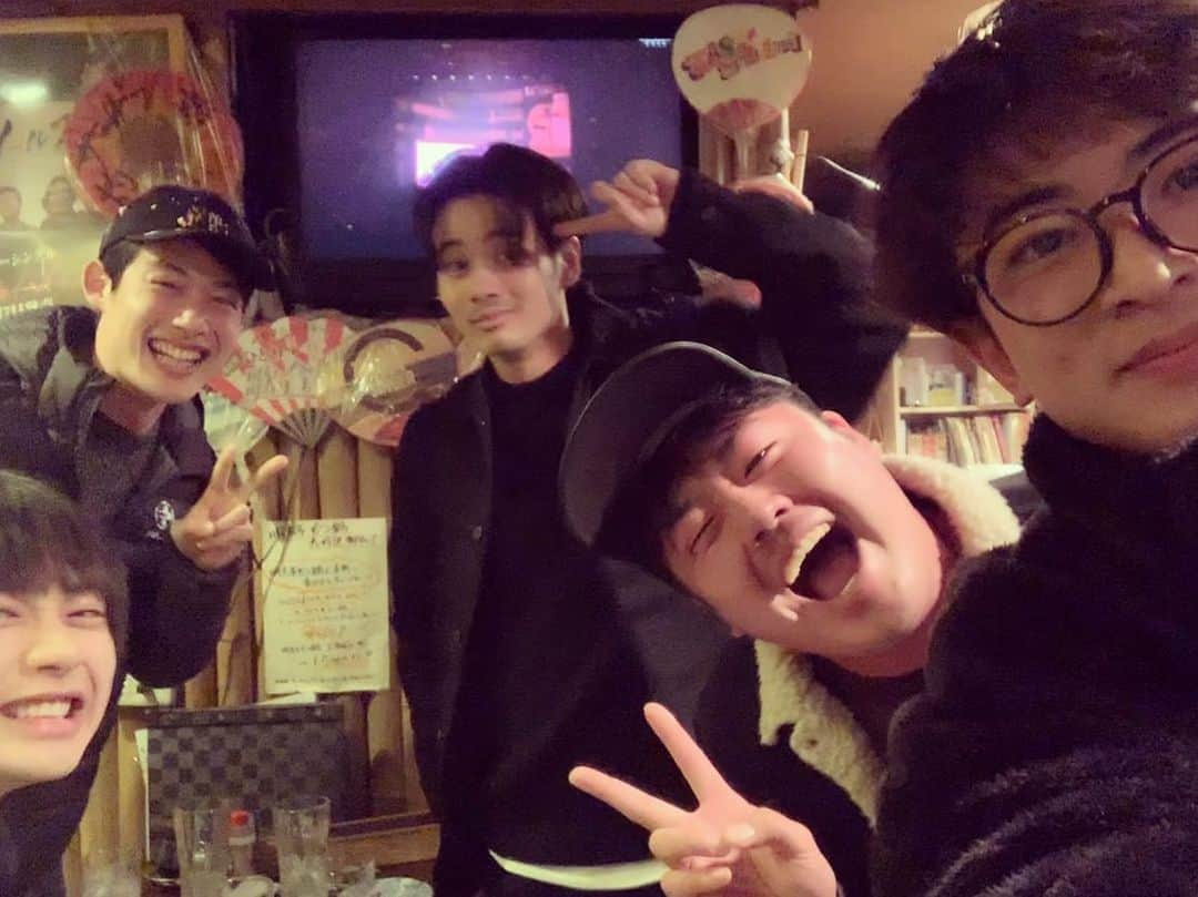 岩永徹也さんのインスタグラム写真 - (岩永徹也Instagram)「なかよピース✌️✌️✌️✌️✌️ #ドラ恋3 #ドラ恋 #忘年会」12月19日 12時49分 - iwanaga.bro