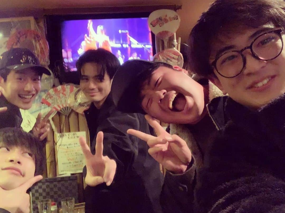 岩永徹也さんのインスタグラム写真 - (岩永徹也Instagram)「なかよピース✌️✌️✌️✌️✌️ #ドラ恋3 #ドラ恋 #忘年会」12月19日 12時49分 - iwanaga.bro