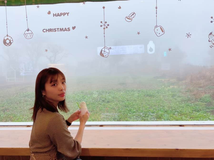 高橋有紀のインスタグラム：「また急にふらっと旅 #おさかなゆきの旅  はじめてのチェジュ島にお友達と☺︎食べ物も美味しかった🍊 三枚目は何でそんなに半目なるの？！って言われて笑っちゃったやつ」