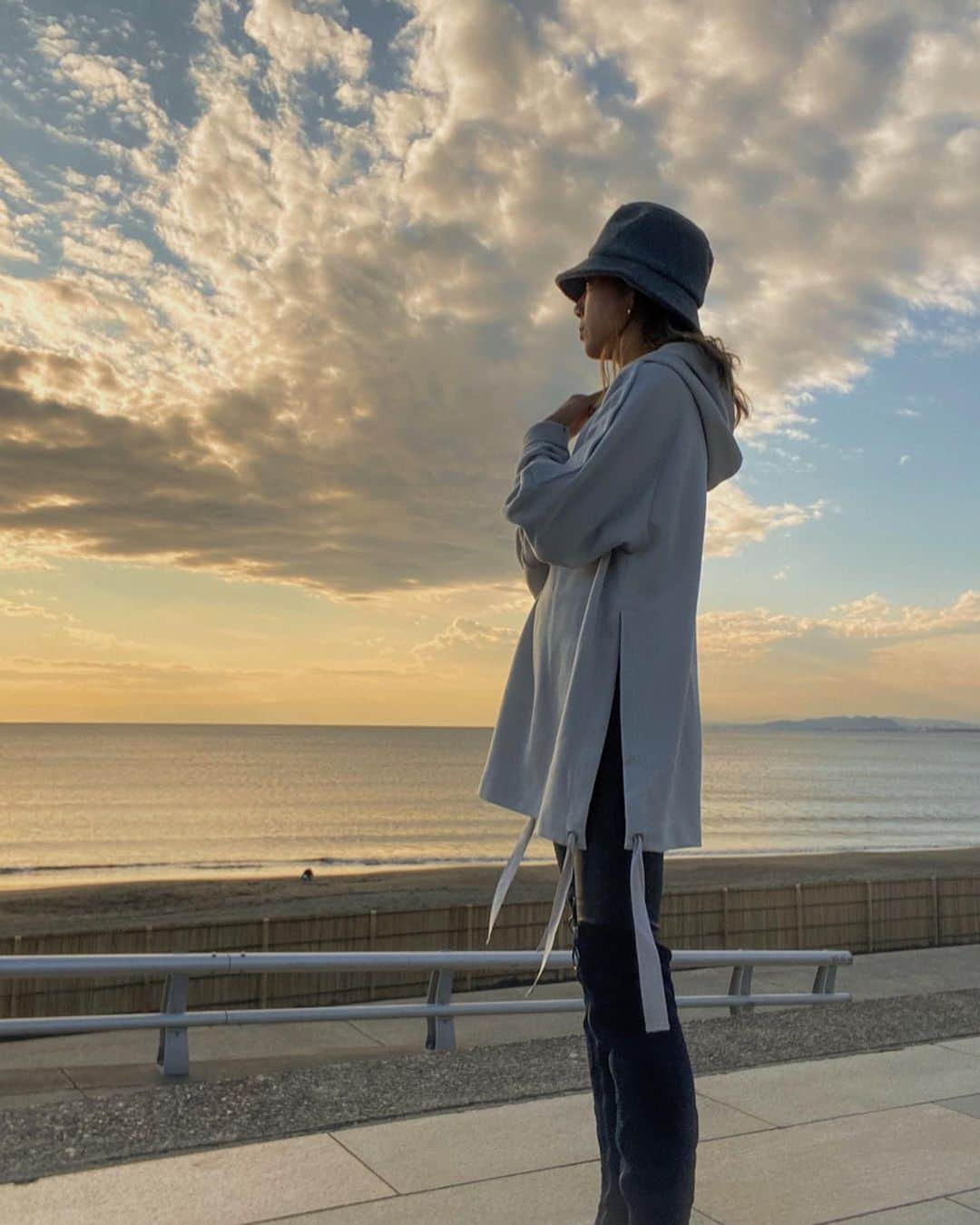 中川珠里さんのインスタグラム写真 - (中川珠里Instagram)「.﻿ 水族館デート🐠﻿ ﻿ 実は２人で初めてのお揃いコーデ。 @caramalibel で見つけた🌼﻿ 普段滅多に着ないblack❤︎を着せてみたら、なんだか一気にお兄ちゃんに見えて母、きゅんきゅんな日でした🤤♡﻿ ﻿ いつもの場所にニモがいなくて﻿ ニモどこいっちゃたのーー﻿ ってずっと言うので聞いたら﻿移動したんだね。﻿ 会えたら満足したのか﻿ おうちかえろ。って﻿ ﻿ あー楽しい時間だな💕💕💕 #親子デート#リンクコーデ#水族館デート#2歳5カ月#BOY#CARAMALIBEL#CARAMALIBEL_KIDS」12月19日 12時53分 - juri1104