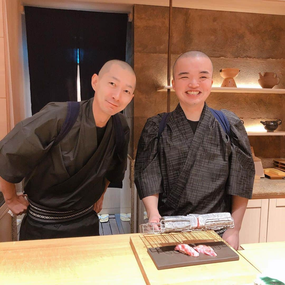 小林明実さんのインスタグラム写真 - (小林明実Instagram)「居酒屋さんで知り合って 夫婦で可愛がってる @kounosukesato くん マリオットに入ってる鮨一さんに 行って来ました✨✨ 大将ににも良くして頂き 美味しかったです💖 * しずかさん来年もよろしくお願いします💖 * #singapore  #鮨一 #江戸前寿司  #学校の行事の後にママ友と待ち合わせ」12月19日 12時54分 - akemi.1177