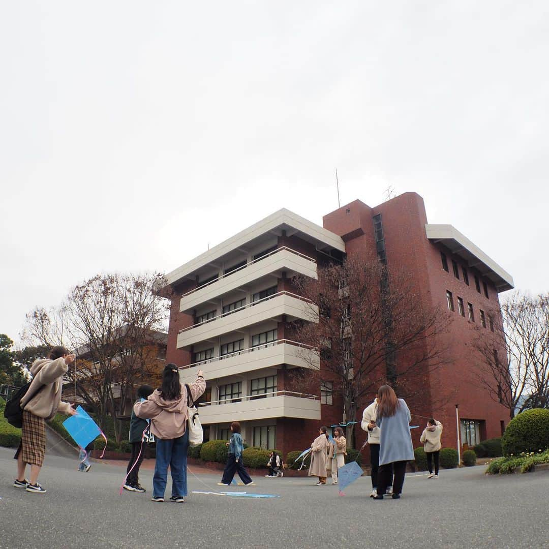 福岡女子短期大学さんのインスタグラム写真 - (福岡女子短期大学Instagram)「こんにちは、福岡女子短期大学です。子ども学科１年生が授業で凧を作りました🎀 . #福岡女子短期大学　#福女短　#子ども学科　#福岡女子短期大学子ども学科　#凧揚げ　#凧作り . この投稿をご覧になって「いいね👍」「役に立った」と思われた方は、 @fukuoka_wjc をフォローをお願いします🥺 . ========[ お知らせ ]======== 福岡女子短期大学の資料（2020大学案内📕学生募集要項）を無料送付中です。本学ホームページ📲からお気軽に申し込みください🌟 ========================= . 子ども学科/健康栄養学科 音楽科/文化教養学科 . 福岡女子短期大学 住所：‪‪‪‪福岡県太宰府市五条四丁目16番‬1号‬‬‬ tel：‪‪‪092-922-4034‬‬‬（代表） . #福岡女子短大 #福岡女子短期大学子ども学科 #福女短 #福岡女子短期大学 #子ども学科 #壁面 #太宰府 #短期大学 #保育実習 #あそび #保育士 #保育士の卵 #子どもの体育 #幼児教育 #保育士の卵 #幼稚園教諭 #幼稚園教諭の卵 #保育園実習 #保育士になりたい #保育学科 #保育士のたまご #大学生 #短大生 #未来の保育士 #福岡の女子短期大学 #女子大生 #福女短スナップ #スナップ写真 #スナップショット」12月19日 13時06分 - fukuoka_wjc