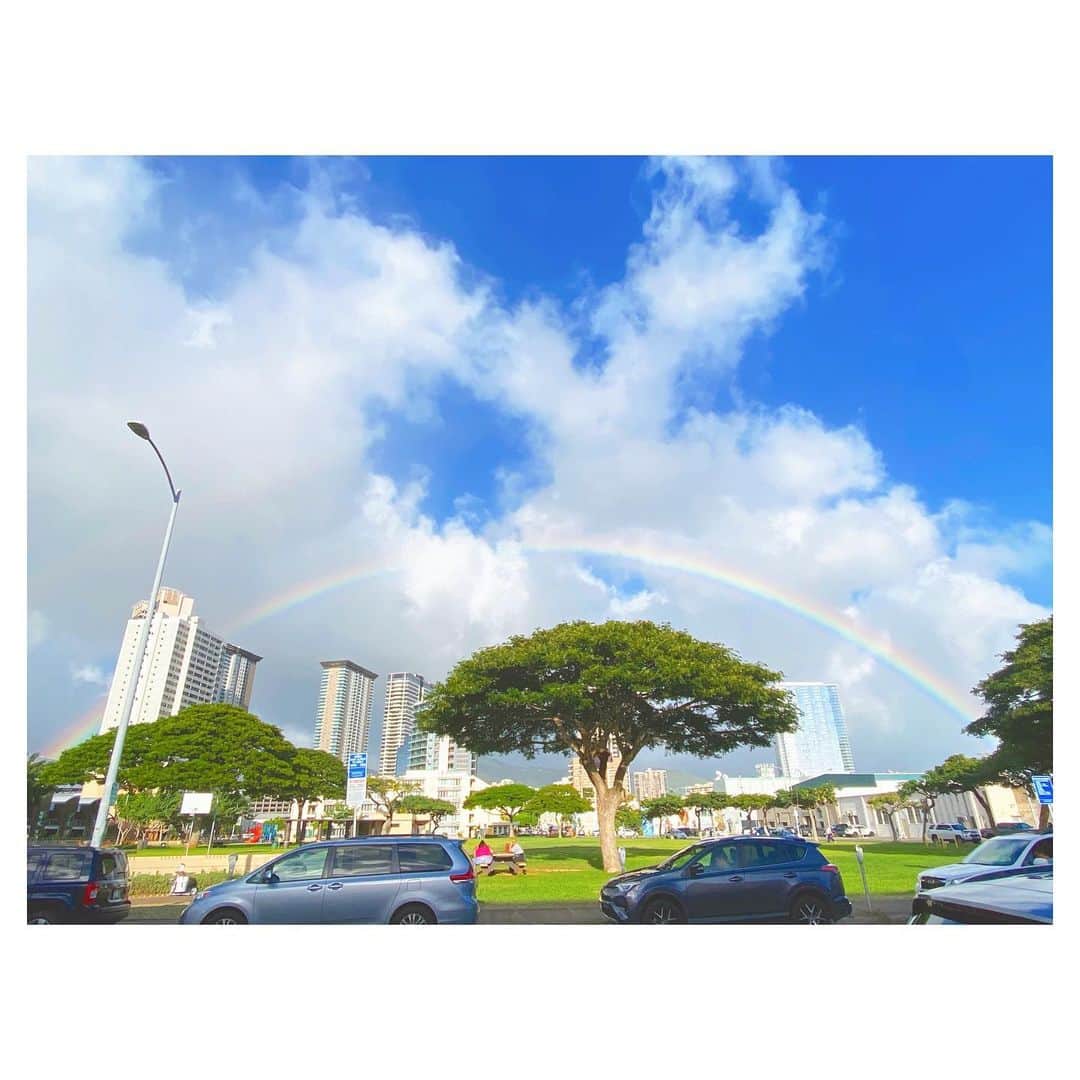 荒川れん子のインスタグラム：「It was drizzling just after car wash. Then it’s rainbow🌈 洗車した帰り道に既に雨。「あーぁ」と思ったものの、その後におっきな虹✨ れん子教によると「あーぁ」なことの後には必ずそれを超える素敵なことが起こることになっています😆　それに気付いてからは「あーぁ」も密かにワクワクする。 で、逆は起こらない？(つまり、良いことの後には良くないことが起こるか？)と聞かれた時に、それは我ながらビックリするくらい全く私の脳内には存在していないことに気づき、れん子教=アホ教の様相もありますが、基本的にアホ万歳！ですから🤣 . . #hawaii #oahu #rainbow #hula #luckywelivehawaii #happy #hawaiistagram #instahawaii #trip #rain #lifeisajourney #sky #hawaiilife #lifeisbeautiful #norainnorainbow #ハワイ #虹 #ハワイ暮らし #ハワイ生活 #ハワイ旅行 #旅 #日々の暮らし #レインボー #空 #イマソラ #フラ #アホ #🌈 . 関係ないけど #八郎さん がカッコよくて可愛くて毎日キューってなります😂 #アホ教」