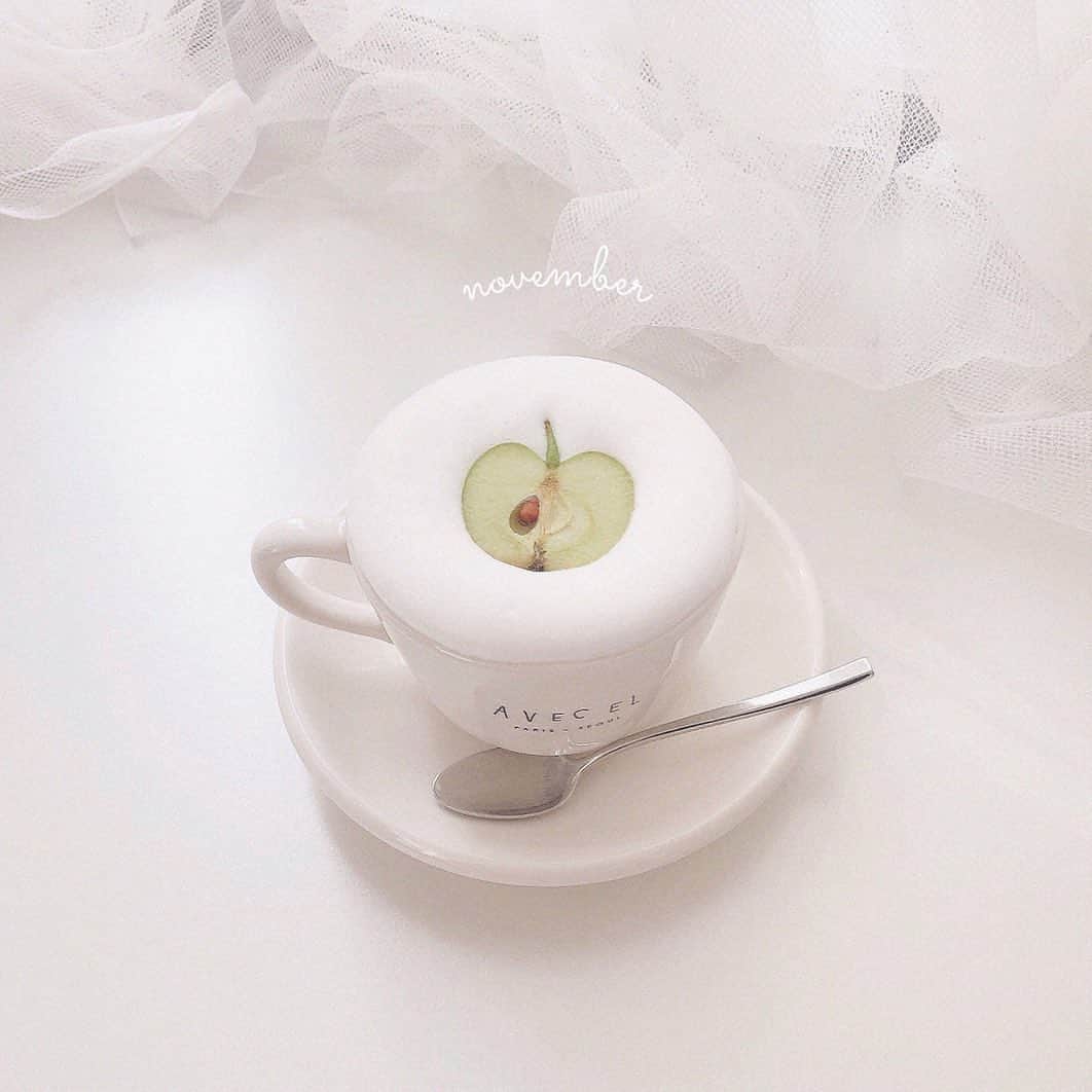 のインスタグラム：「. 韓国のカフェで見つけた青リンゴのラテアート✨ こんもりしたミルクフォームが◎  repost from @namiy_73 . #KIREIMO #キレイモ #脱毛 #全身脱毛 #脱毛サロン #kireimo_cafe #美容 #美容情報 #美容部  #女子旅 #カフェ巡り #旅好き #ダレカニミセタイケシキ #カメラ女子 #韓国旅行 #韓国女子旅 #韓国観光 #韓国カフェ #インスタ探検隊 #カフェ巡り #フォトジェニック #ラテアート #りんご #ラテアート部 #ラテアート可愛い #コーヒー #ラテ #ホッと一息 #カフェラテ #カプチーノ」