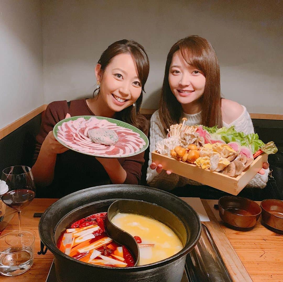 須黒清華のインスタグラム：「冬☃️の美味しいもの💕 竹崎アナと鴨の火鍋を食べに行きました✨ 火鍋を食べるのは初だった竹崎‼︎ですが、しっかり鍋奉行してくれました😋💕 辛さと美味しさであったまりました〜✨ しっかり食べて、年末乗り切りましょうねっ😋 #火鍋 #鴨の火鍋 #冬 #鍋 #竹崎由佳 #テレビ東京アナウンサー」