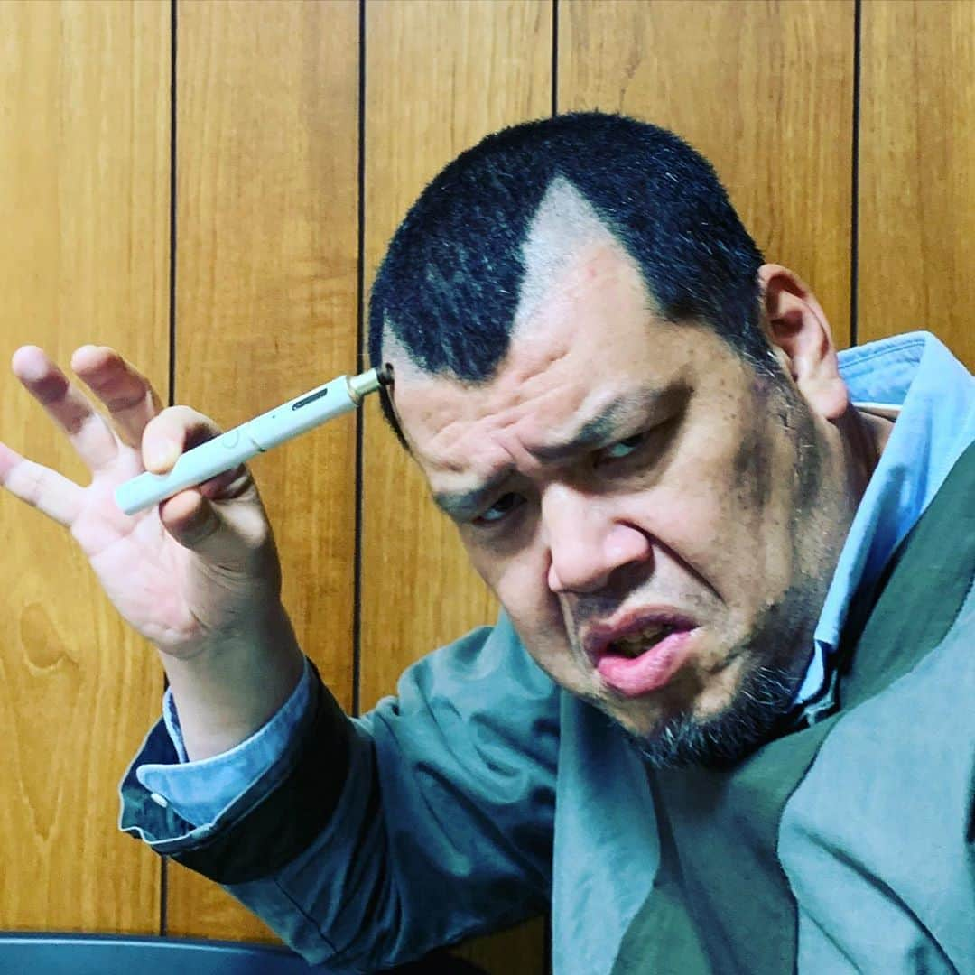 くっきー（川島邦裕）さんのインスタグラム写真 - (くっきー（川島邦裕）Instagram)「#雑誌の撮影おわおわお❤︎ #合間のしばし休憩は #プルームテック #をスパスパちゃん❤︎ #匂い少にぃ味うまにぃ❤︎ #さて次の仕事に向かうっちょ❤︎ #その前に  #デコに宿した #ネコ耳を整えるっちゃん❤︎ #スパジョリだわっちょ❤︎」12月19日 13時24分 - nikuguso_taro