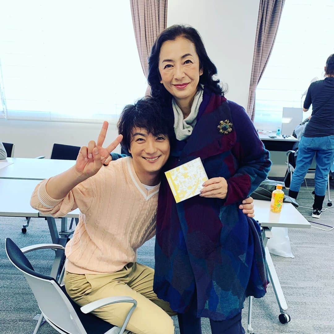 上地雄輔さんのインスタグラム写真 - (上地雄輔Instagram)「ずっと笑顔。みんなの家族で良かった💛 #妻#木村多江 しゃん#20年以上の付き合いで初絡み #義母#高橋恵子ちゃま#初めてとは思えない色んな縁 #娘#佐久間由衣 ちゃん#思いっきり近所の後輩#横須賀っ子#🍛 #中川翼 くん#ずっと2人でじゃれ合ってくれる #家族#団欒#笑顔#全員#マジ#愛してる #ただ#ドラマ#中身#ほぼ#嵐#笑 お楽しみに😄」12月19日 13時19分 - usk_kmj