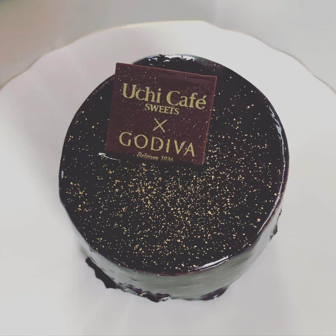 益田麻衣のインスタグラム：「ザッハトルテ。 甘いもの食べると幸せ。  #ローソンスイーツ #ローソン #スイーツ #コンビニ #コンビニスイーツ #チョコレート #uchicafe #godiva #コラボスイーツ #コラボ #ケーキ #ザハットルテ #クリスマス #クリスマスケーキ #抹茶共和国 #check3497」