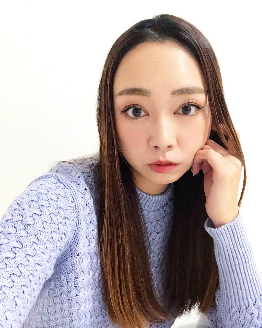 石田美奈子のインスタグラム：「𝕤𝕜𝕚𝕟 𝕔𝕒𝕣𝕖. . 冬の乾燥した空気は#肌ケア の大敵ですね。 皆さんどんな対策をしているんだろう🤔？ 私は#オールインワン ジェルの「ニッピコラーゲン オールインワン プレミアムジェル 」を使い始めたてからお肌の調子が良い♡ 11月に発売したばかりの新商品です♫ . オールインワンなので、短時間で#スキンケア が完了！忙しい朝には本当に助かるっ☺︎ オールインワンの商品を使ってみて#保湿力 が足りないと感じたことのある方も多いと思いますが、これは独自の#コラーゲン 配合で、肌がしっとり潤う。そしてその潤いが持続します✨ 濃密なコラーゲンが入ったジェルなので、#エイジングケア にもおすすめです♡ . 💆🏻‍♀️ → #minako_beauty . #アラサー美容 #skincare #pr #ニッピのオールインワン #赤のコラーゲン #ニッピコラーゲン」