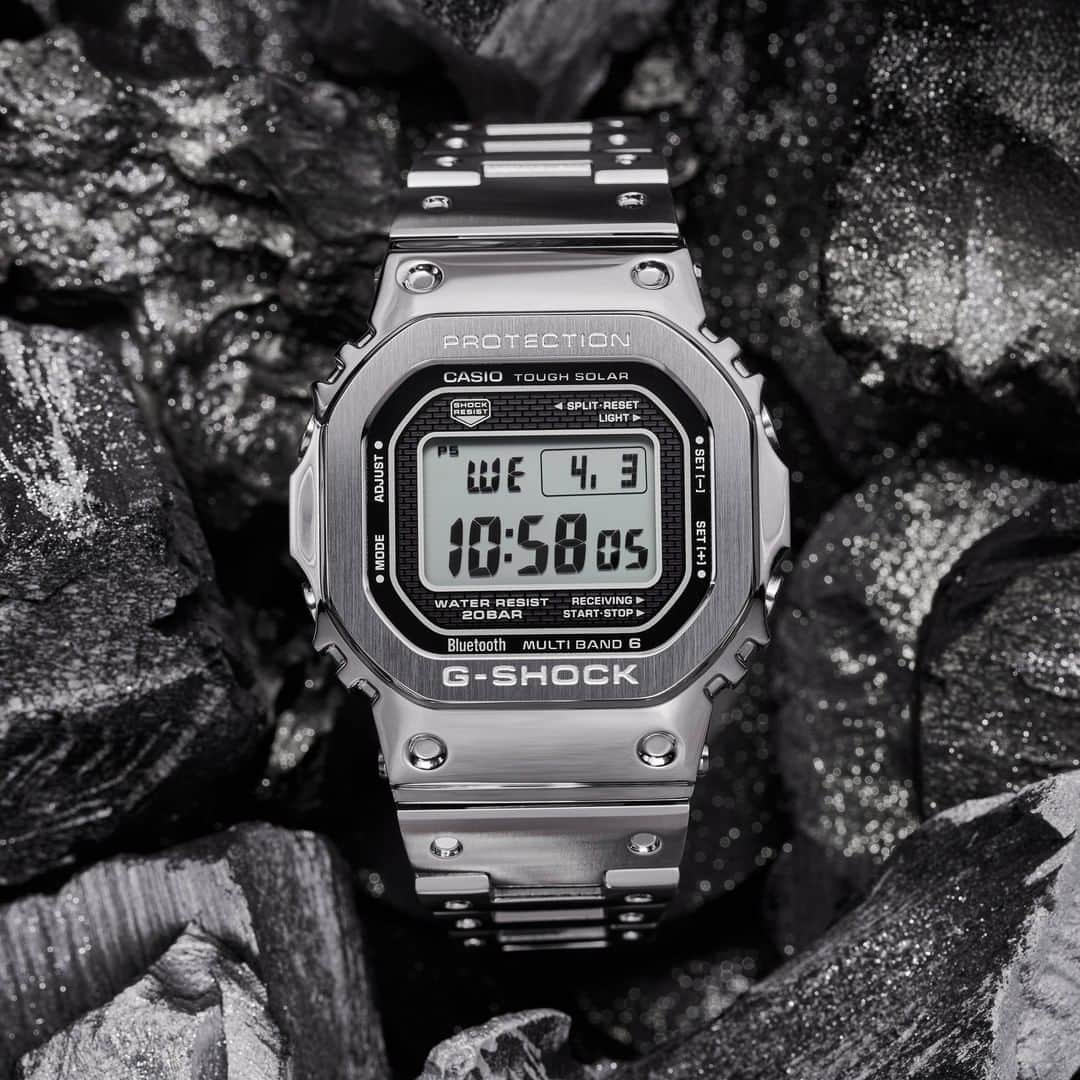 のインスタグラム：「GMW-B5000D  G-SHOCKの原点であるDW-5000をベースにフルメタル化を実現したGMW-B5000D-1JF。G-SHOCKのコアテクノロジーである中空構造を見直し、耐衝撃構造を進化。メタルベゼルと本体ケース部の間にファインレジン緩衝体を挟み、フルメタルケースでも耐えうる新たな耐衝撃構造を備えました。  Here is the GMW-B5000-1JF, a full-metal G-SHOCK based on original DW-5000 model. Refinement of the hollow case structure achieved an even higher level of shock resistance. Fine resin shock absorbers between the metal bezel and case created a shock resistant structure for a full-metal case.  GMW-B5000D-1JF  #g_shock #gmwb5000 #dw5000 #stainless #gshockconnected #watchoftheday」