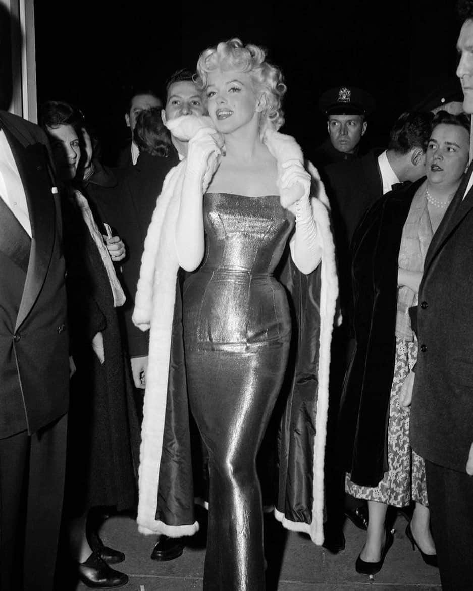 マリリン・モンローのインスタグラム：「Absolute perfection 🖤✨」