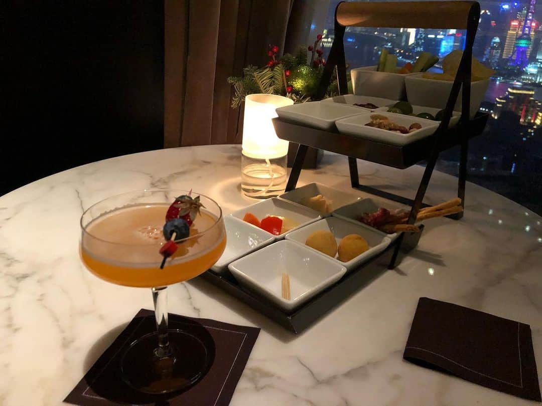 李起林のインスタグラム：「上海ブルガリホテルのBARで一杯🍸 上海の綺麗な夜景を眺めながら過ごす時間は最高に幸せだった☺️ #上海 #ブルガリホテル #bvlgarihotel」