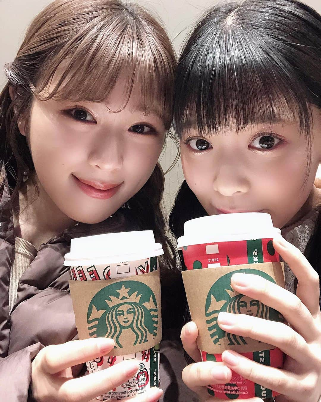 渋谷凪咲さんのインスタグラム写真 - (渋谷凪咲Instagram)「冬ですなあ〜🎄🎅🏻❄️ . . 私は　#ソイラテ　☕️ ももっちは　#キャラメルマキアート　🧡 . . #誰が興味あんねん☺️笑 #もう街はクリスマス #christmas🎅🏻 #わくわくるんるん♪ #あったかい飲み物 #体あったまる〜♪」12月19日 13時27分 - nagisa_nikoniko