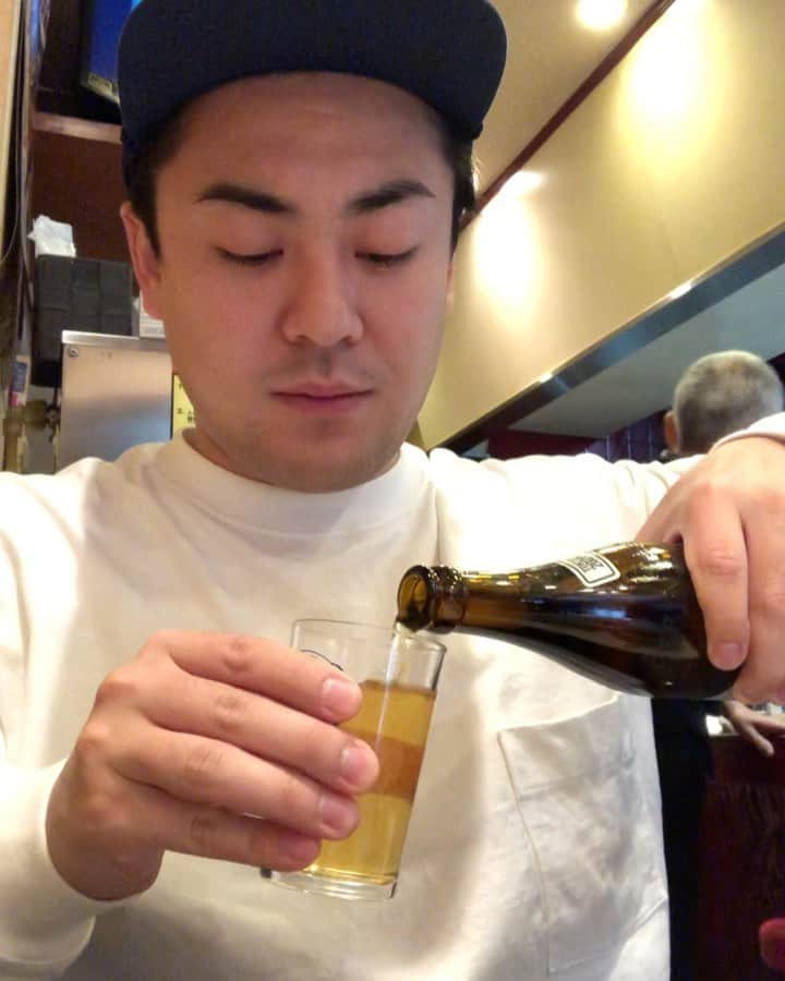 親指ぎゅー太郎のインスタグラム：「. 整体師のベロベロ日記 東大阪へ炒飯遠征！！ . ここの炒飯はマジでビールの肴になりますよ！！ ゴロッとしたチャーシューの塩見と油がマジで酒を欲してしまいます！！ . 海老玉とこの手羽唐がめっちゃ美味しい！！！ チューハイもお店で焼酎を配合してるんやて！！ . 写真撮ってたら女将さんから「皆んな撮るんやなー！！あたしら後何年できるかわからんし沢山撮ってーー♪」 もうずっとやって欲しい素敵な町中華のお店です！！ #整体師のベロベロ日記  #東大阪グルメ  #御厨飯店 #チャーハン #焼飯 #こちらのお店は #炒飯 #美味い炒飯は酒の肴になる  #BGMの暴れん坊将軍がイイ #俺は隠キャラやから #って信頼するインスタグラマーがずっと言うてた #ほんとありがとう」