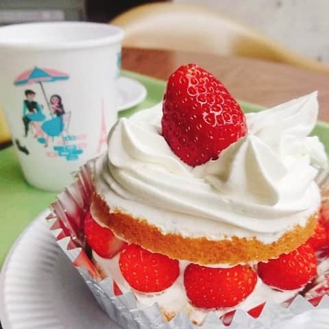 鶴あいかのインスタグラム：「近江屋洋菓子店のショートケーキ🍓  スイーツながらお洒落の象徴みたいで、いまだ憧れがあります。 ご馳走です✨  #ショートケーキ #近江屋洋菓子店 #スイーツ好き」