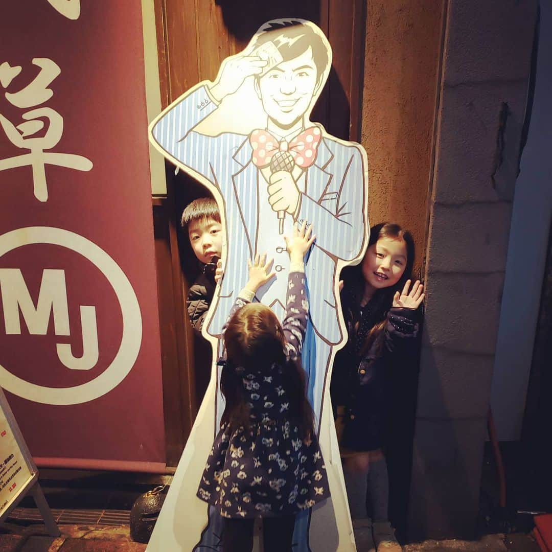 東朋宏さんのインスタグラム写真 - (東朋宏Instagram)「先日姪っ子のうた様を連れてMJに行ったときの写真‼️ パネルに向かってパパ～って言ってたの可愛かったな～(笑)  #浅草 #もんじゃ #浅草MJ #忘年会 #姪っ子 #家族でおでかけ #トムヤムもんじゃめっちゃ旨い」12月19日 18時57分 - tomohiro_azuma