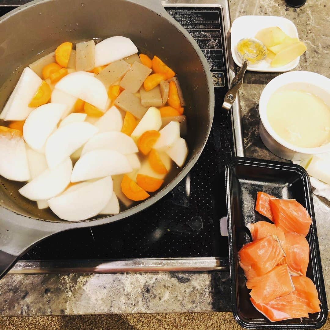 田野辺実鈴さんのインスタグラム写真 - (田野辺実鈴Instagram)「今夜は💓 寒いので粕汁にします🍲 #鮭の粕汁　#今日の晩ご飯　#今日の夜ご飯　#おうちご飯　#あったかご飯　#お料理好き　#料理好き　#フリーアナウンサー田野辺実鈴　#田野辺実鈴」12月19日 18時57分 - misuzu_tanobe