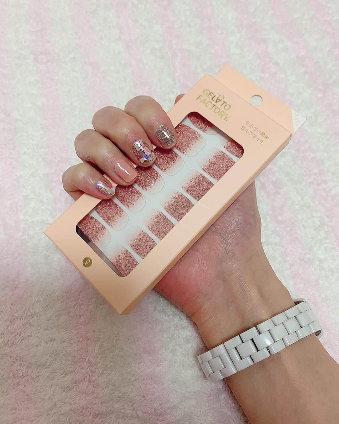 のインスタグラム：「韓国人気NO１のジェラートファクトリー 💅 日本初上陸ということで早速GET☺ * * 全世界での売り上げ総数300万個以上で日本アマゾン(ネイルシール部門)の1位！ ２ステップでできちゃうから人気のアイテム♡ * * ✼••┈┈┈┈┈┈┈┈┈┈┈┈┈┈┈┈••✼ * 💅使い方💅 ①シールタイプでワンタッチで爪にON ②爪の形に合わせて付属のやすりで整える ✼••┈┈┈┈┈┈┈┈┈┈┈┈┈┈┈┈••✼ * * 不器用な私でも簡単にできた‼️ シールみたいだけど水にも強くモチも◎ トップコート塗ったらジェルネイルと区別が つかないぐらい🥺🌟 * コスパもいいしバリエーションも豊富だから ぜひ（@gelatofactory_jp ）チェックしてみてね💓💅🎄 * #ジェラートファクトリー  #ネイル #ジェルネイルシール #ジェラートネイル  #ネイルシール  #セルフネイル  #プチプラネイル  #セルフネイル初心者 #時短ネイル #プチプラ #ネイル特集 #秋冬ネイル #ネイル好きな人と繋がりたい #PR」