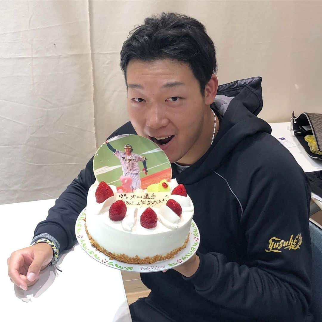 阪神タイガースさんのインスタグラム写真 - (阪神タイガースInstagram)「今日は大山選手25歳のお誕生日🎂おめでとうございます‼️ #大山悠輔 選手 #25th #happybirthday #hbd🎂 #おめでとうございます」12月19日 13時35分 - hanshintigers_official