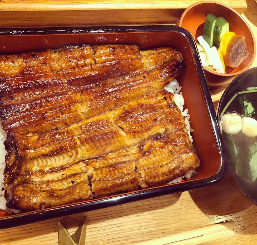 時東ぁみさんのインスタグラム写真 - (時東ぁみInstagram)「今月2回目〜🐟 ・ 鰻食べに行けた！！ 予約がなかなか取れないというお店で食べる鰻さんはふかふかトロトロ！！ ・ この上で寝たくなりましたwww 誘ってくれた @sweetlicious_kaede さんありがとうございます♡ ・ #時東ぁみ #鰻 #うな重 #うなぎ #白焼き #ふかふか #トロトロ #なかなか予約とれないお店 #贅沢 #幸せ時間 #また行きたい #鰻女子」12月19日 13時36分 - amitokito