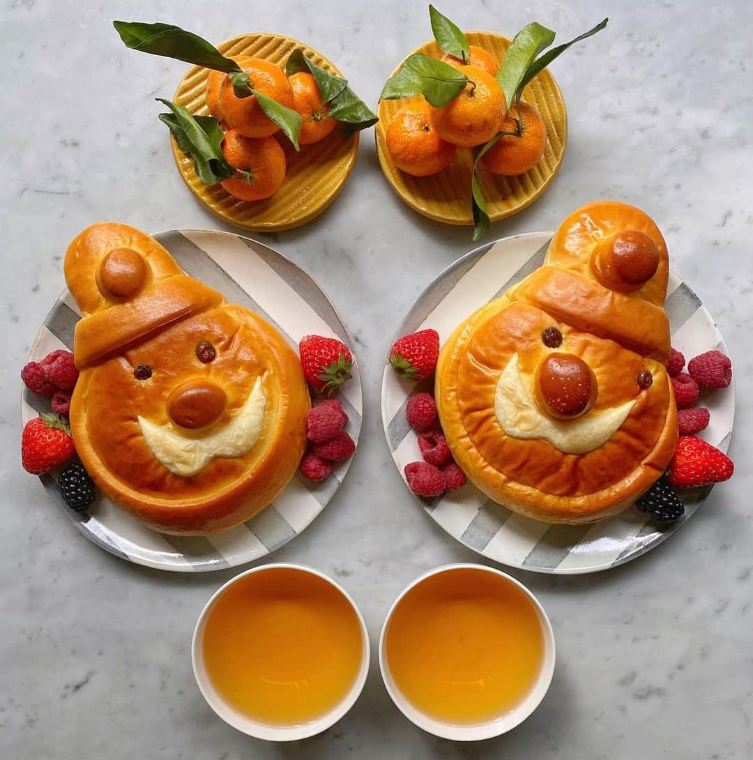 Symmetry Breakfastのインスタグラム：「🎅🏼🎅🏼 Santa, the ultimate daddy! In bun form 🎄🎄🎄🎄 My contribution to the festive spirit and my conscious effort this year to get into the mood! My normal playlist replaced with Mariah on loop and all wine is hot and mulled. Tomorrow we are off to LA for a few days to see some old friends ❤️ - - - - - - - - - - - - - - - - - - - - - Also so thrilled to announce the second edition of my collaboration with @rareteacompany with a new label by @iamroseblake (swipe to the end to see it) it’s a beautifully crafted English Breakfast blend tea of Chinese and Malawi leaves. If you want one, please email daisy@rarecharity.com, they’re £10 plus P&P and can be shipped worldwide too! #symmetrybreakfast」