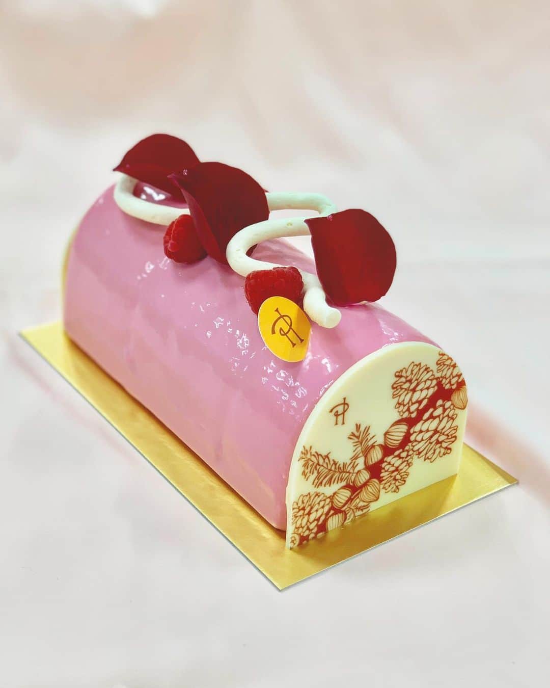 のインスタグラム：「🥀 箱を開けた瞬間、歓声の上がったこちらのケーキは @pierrehermeofficial のもの💕💕 ピエールエルメといえば！の「イスパハン」のクリスマスコレクション、「ビュッシュ イスパハン」です。 芳しいばらの香りにライチの華やかな甘さとフランボワーズの酸味が効いて、思わずうっとりするようなおいしさ… クリスマスってやっぱりいいなと思えるような、幸せを運ぶケーキです☺️🌹 ・ ・ #ピエールエルメ #pierreherme #クリスマス2019 #クリスマスケーキ #イスパハン #クリスマスギフト #クリスマススイーツ #ケーキ #婦人画報 #fujingaho」
