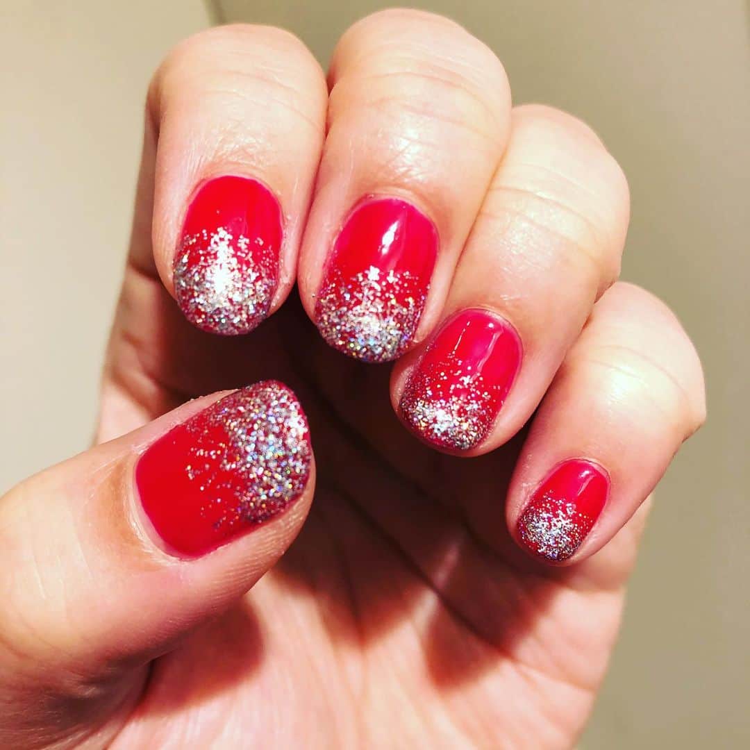 佐竹海莉のインスタグラム：「べ、別にクリスマスが近いから浮かれてる訳じゃないんだからね！  #セルフネイル」