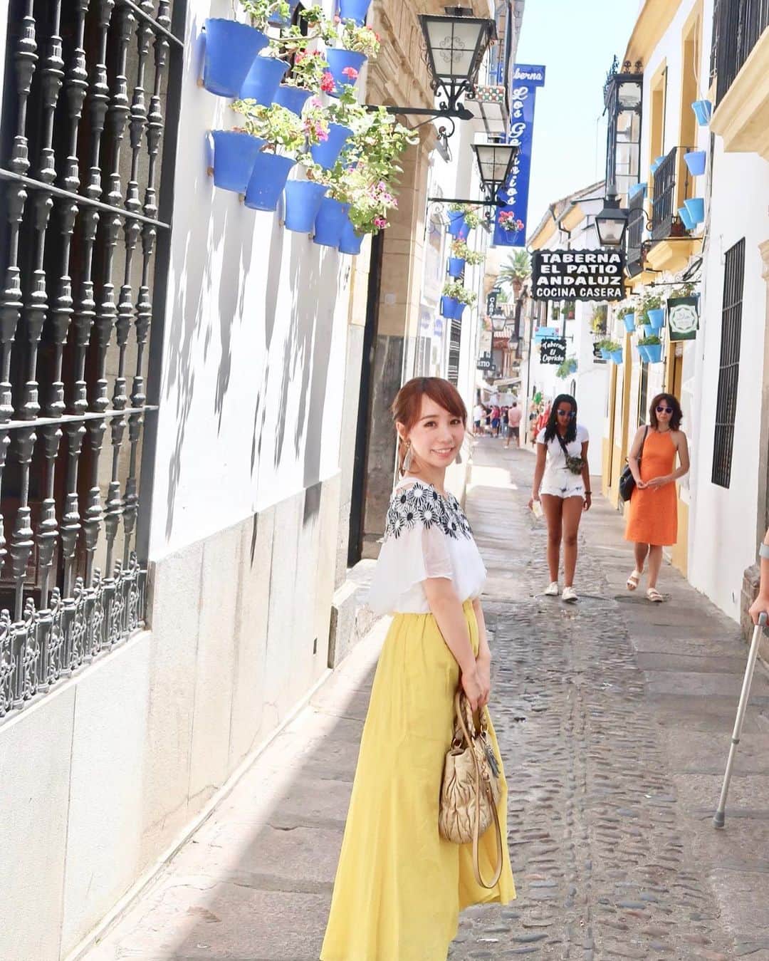 島川未有さんのインスタグラム写真 - (島川未有Instagram)「今更ながら滞っていた夏休みのスペイン記録の再開。 アンダルシア地方の路地。 アンダルシア地方は、絵になるスポットが多い。 スペインの中で1番私好みな街です❤️ #スペイン旅行#スペイン観光#旅好き#旅好きな人と繋がりたい#旅好き女子#海外旅行#海外好きな人と繋がりたい#海外旅行好きな人と繋がりたい#旅コーデ#spain#spaintravel#spain🇪🇸#spain_vacations#spaintourism#アナウンサー衣装#徳島#四国放送#ゴジカル#アンダルシア#アンダルシア地方#コルドバ#cordoba#花の小径」12月19日 13時44分 - miyu_shimakawa