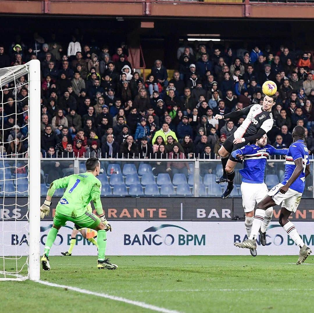 サッカーキングさんのインスタグラム写真 - (サッカーキングInstagram)「. 打点の高さ😳 （2019.12.18） . 📷Photo by Daniele Badolato - Juventus FC/Juventus FC via Getty Images . #クリスティアーノロナウド #CR7 #CristianoRonaldo #CR7JUVE #ユヴェントス #juventus #FinoAllaFine #ForzaJuve #⚫️⚪️ #セリエA #SerieA #football #サッカーキング  #⚽️ #サッカー」12月19日 13時48分 - soccerkingjp