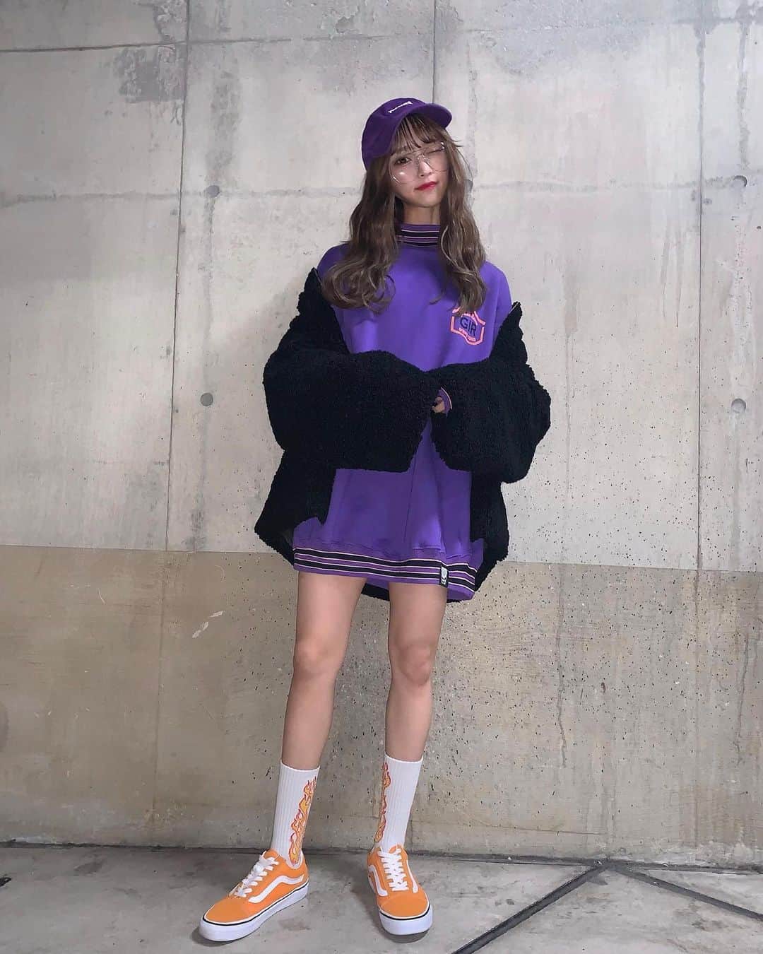 のインスタグラム：「﻿ ﻿ ︎︎︎︎︎︎✔GIRプルオーバー (¥7,000 税込)﻿ ﻿ ﻿ 販売サイトにてまだまだご購入頂けます(^^)﻿ ﻿ ぜひ ♥♥♥ ※ちゃんとショーパン履いてます~~~﻿ ﻿ ﻿ ﻿ ﻿ 📸 @mayu_pimms ﻿ ﻿ ﻿ ﻿ ﻿ ﻿ #郡司服 #JayneK #vans #thrasher ﻿ #郡司英里沙 #pimms #ピムス #ぴむす﻿ #ストリート系女子﻿ #ストリートファッション﻿ #japaneseidol #idol #model #selfie ﻿ #kawaii #instagood #followme #me﻿ #팔로우 #셀피 #셀스타그램 #멋스타그램 #코디」