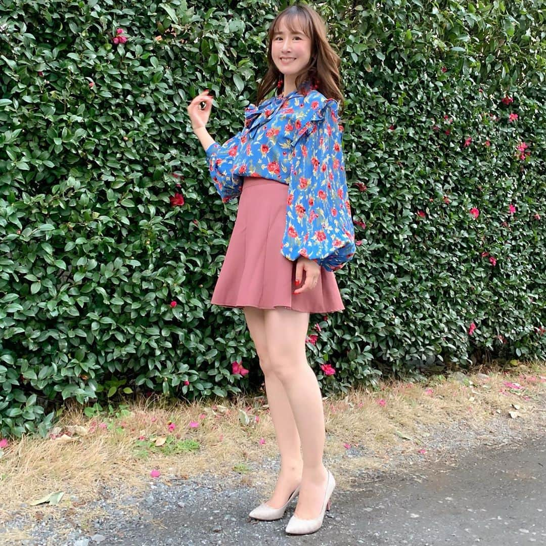 山川恵里佳さんのインスタグラム写真 - (山川恵里佳Instagram)「: : ラボのスタジオ衣装👗✨ : ブラウスとスカート @merongshop_jp ♡ : 赤ピアス @roomx601 ♡ : : たまに脚ださないと体が怠けるから…ゆるしてね🙇‍♀️ : #カイモニスタ#tbs通販番組#深夜番組#テレビ収録#レポーター#タレント」12月19日 13時57分 - erika_3_official