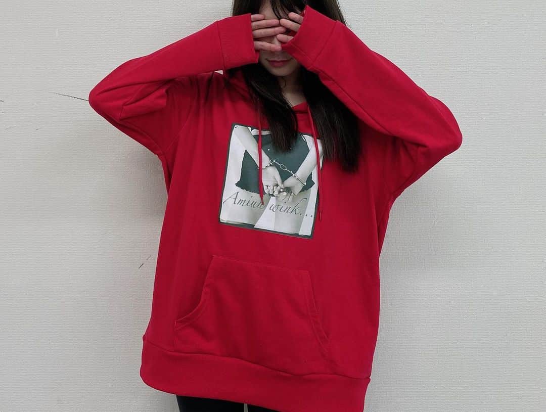 吉田朱里さんのインスタグラム写真 - (吉田朱里Instagram)「MA-1が人気みたい❤️❤️ プリントの写真、自分で頑張って 撮ったよ。笑 . なんか生地がもちもちしてて クッションみたいでお気に入り。笑 語彙力。。。 . 中に赤のパーカー着たら なんか少年みたいになったww 少年の皆さんおそろにしましょう👦🏻👦🏻🧔🏻👴🏻 . もちろん女の子も👩🏻 . #amiuuwink #あみゅこーで　 #吉田朱里プロデュース #fashion」12月19日 13時54分 - _yoshida_akari