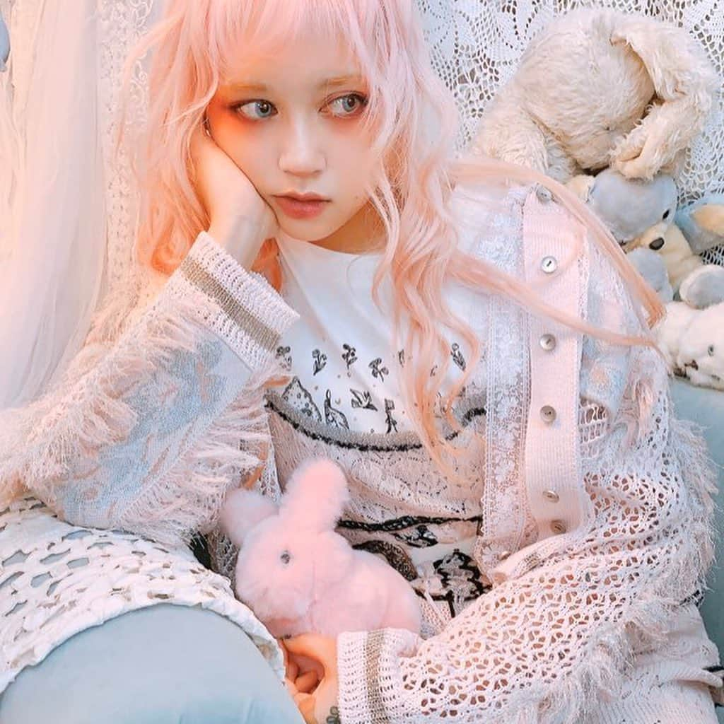 東佳苗さんのインスタグラム写真 - (東佳苗Instagram)「rurumu:2020ss snap❤︎❤︎❤︎ mimi💞🎀 pink髪にpinkコーデでお人形な雰囲気なのに手にdopeって入ってて最高🎀会う度に身体のどっかに絵が増えてる…🖤 #rurumu #rurumu2020ss」12月19日 14時15分 - usagi_kanae