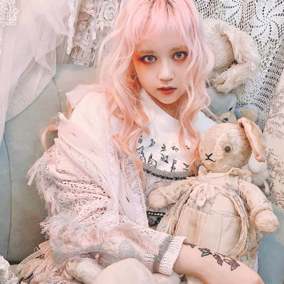 東佳苗さんのインスタグラム写真 - (東佳苗Instagram)「rurumu:2020ss snap❤︎❤︎❤︎ mimi💞🎀 pink髪にpinkコーデでお人形な雰囲気なのに手にdopeって入ってて最高🎀会う度に身体のどっかに絵が増えてる…🖤 #rurumu #rurumu2020ss」12月19日 14時15分 - usagi_kanae