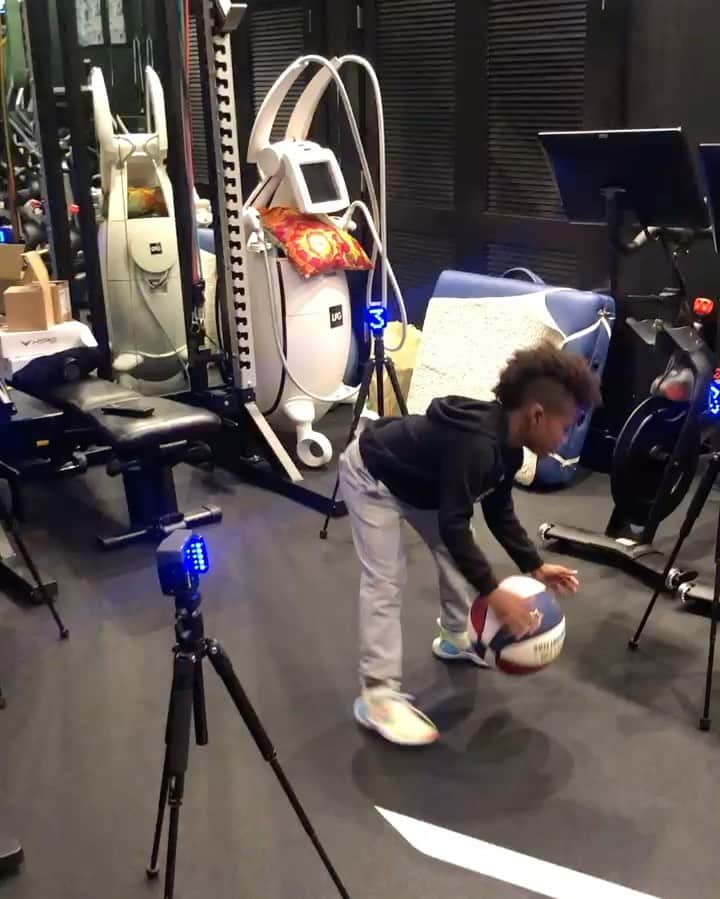 ラッセル・ウィルソンのインスタグラム：「Late Night Work! 🏀🥇🏆」