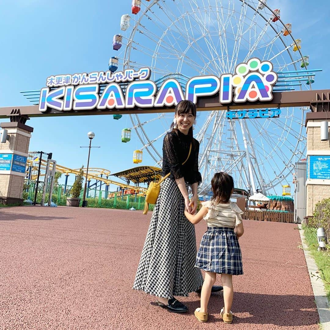 原田あかねさんのインスタグラム写真 - (原田あかねInstagram)「✩*॰ 木更津にある #KISARAPIA へ。 小さな遊園地って感じかな？🎡 . アウトレットの隣にあるので 子どもをここで遊ばせて、お昼寝した頃に アウトレットでショッピングって 流れがベストプラン✨✨ . しかし、、、 わが子はお昼寝しないしない🤣💦 結局追いかけ回して終了です。 . #木更津#木更津アウトレット #キサラピア#観覧車#遊園地#shopping #ママ#mam#mama#女の子ママ#happy #family」12月19日 14時18分 - akane.hrd