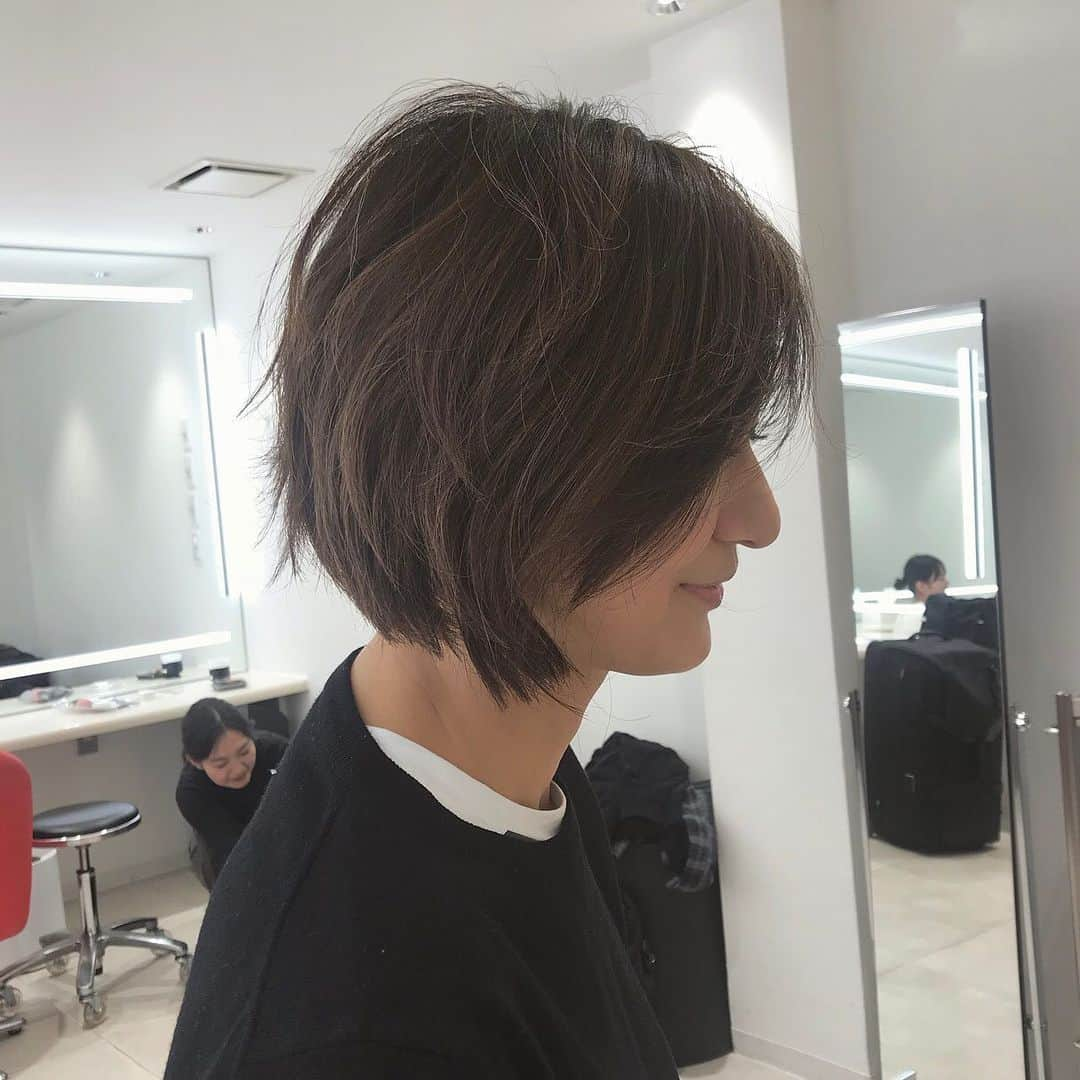 富岡佳子さんのインスタグラム写真 - (富岡佳子Instagram)「3センチ程ヘアカットしました。随分スッキリです。 ２枚目…アシスタントさんたちが写り込みを気にして隠れるものの皆んな写ってたよ🤣」12月19日 14時27分 - yoshikotomioka