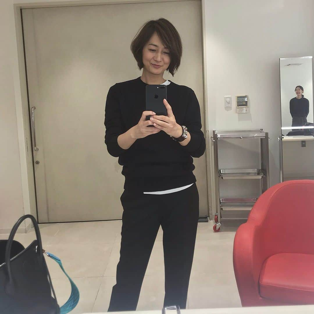 富岡佳子さんのインスタグラム写真 - (富岡佳子Instagram)「3センチ程ヘアカットしました。随分スッキリです。 ２枚目…アシスタントさんたちが写り込みを気にして隠れるものの皆んな写ってたよ🤣」12月19日 14時27分 - yoshikotomioka