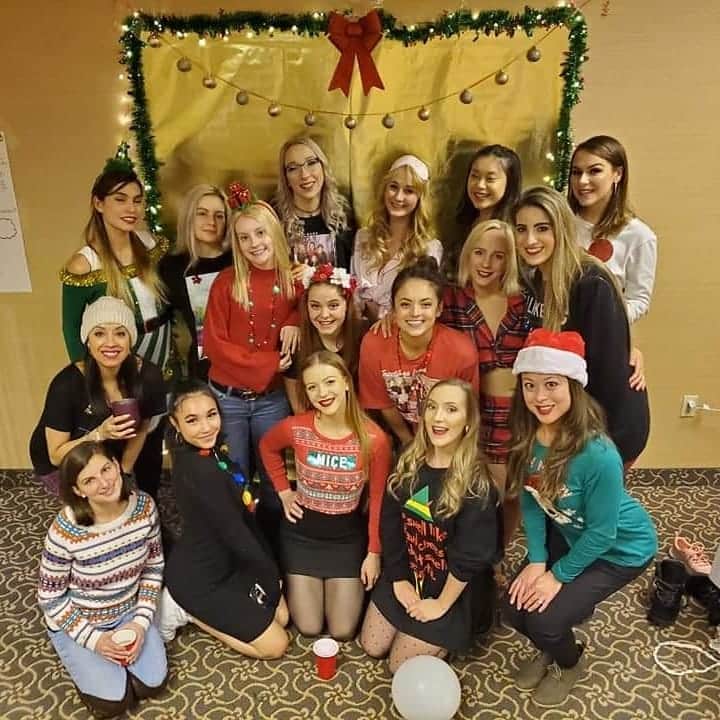ゴーダ・ブトクテさんのインスタグラム写真 - (ゴーダ・ブトクテInstagram)「Girls Christmas party with D27 ❤❤❤ ☃️☃️☃️🍬🍬🍬 . . . . . #toledo #ohio #girl #girlsparty #christmasparty #tourlife #gingerbreadhouse #christmas #newadventures #mygirls #statestour #usa #travel #kaledos #vakarelis #pictureoftheday」12月19日 14時27分 - godabutkute
