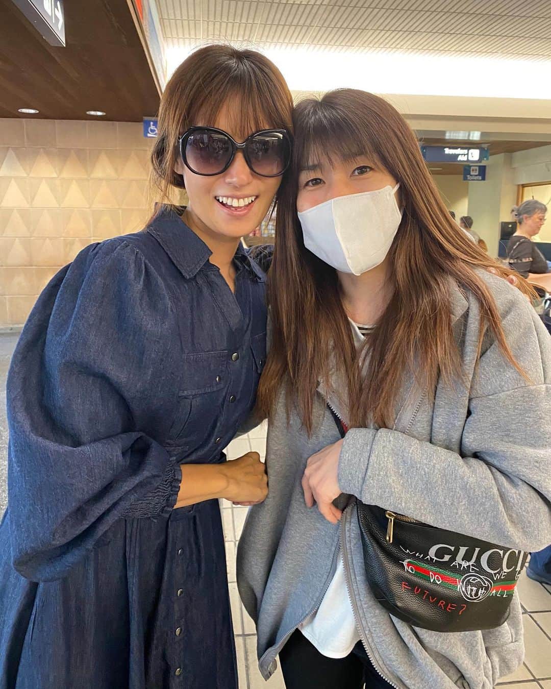 深田恭子のインスタグラム：「海外のお仕事で１時間差ですれちがいで会えなかったはずだったのに降り口から出たら、さおりちゃんが待っていてくれてびっくりサプライズが😭日本でも嬉しいけど海外でこんなことしてもらってドキドキでした😢💕💕💕💕💕 #さおりちゃんかっこよすぎる #私走り方素すぎて恥ずかしい #いつも元気をもらっちゃう #ありがとうさおりちゃん #皆様はどんなサプライズが好き？ #吉田沙保里 さん #kyokofukada」