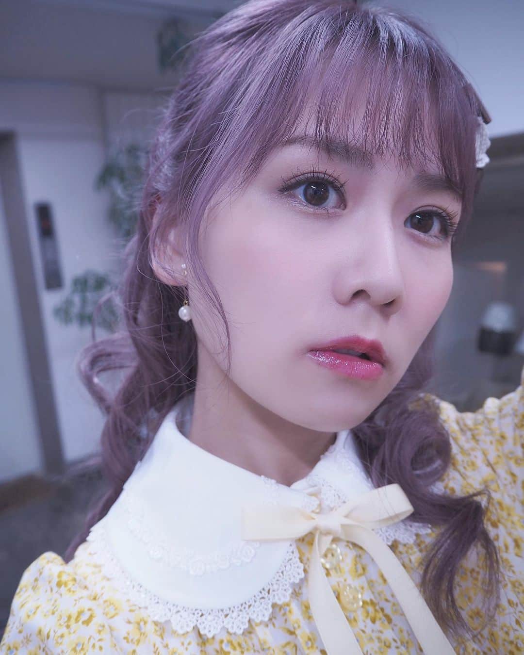 のインスタグラム：「. . ロリータブランド @innocentworldofficial さんの 2020 S/Sモデルを務めさせていただきます👗🌼 . . クラシカルなデザインや長めの丈感がすごく好みで ここ最近は私服でも一番着ているブランドさん。 オファーいただけてびっくり！嬉しかったです😳💓 . 青木美沙子ちゃん(@misakoaoki ) 深澤翠ちゃん( @midorifukasawa ) と一緒に、三つ子をイメージしたお洋服＊ . みどみささんとご一緒できて夢のよう… 翠さんはなんと、初めましてでした。 ロリータ界の偉大なお二人に囲まれて少し緊張💕💕 . 私はロリータ初心者さんや高身長ロリータさんへ 素敵なお洋服の提示ができれば良いなと思っています。 . 年明けから写真も解禁になります、お楽しみに👒💜 . . . . . #イノセントワールド #ロリータ #ロリータファッション #クラシカルロリータ #イノワ #青木美沙子 ちゃん #深澤翠 ちゃん #2020ss #2020sscollection #springsummer2020 #lolitafashion #lolita #classiclolita #innocentworld」