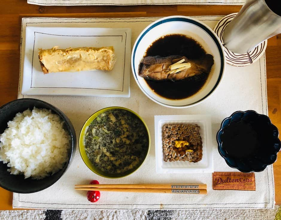 奥田修二さんのインスタグラム写真 - (奥田修二Instagram)「今日の匂わせ朝ごはん。答え合わせはハッシュタグで！  来年の告知をさせてください！ 『マ◯ザイとコ◯トのラ◯ブ』 1月18日(土) 20:15〜 ZAZA HOUSE 前売1,500円  学天即 タナからイケダ クロスバー直撃 てんしとあくま  全組新ネタ2本！2019とは違う笑い方をしていただけると思います！  手売りチケットありますので是非に！  #てんしとあくま #クロスバー直撃 #タナからイケダ #学天即 #匂わせ朝ごはん #安定のランチョン見切れ #いつも鮭では芸がないので #今日はカレイの煮付け #食べ終わって彼女が洗い物をしてくれた #そのとき #煮付けの出汁をそのまま捨てようとしたので僕が #その出汁取っといて！ #冷やして煮こごりにするから！ #と言うと #完全にフリーズする彼女 #そして #ニコゴリ？ #と一言 #そう煮こごり #僕が言うと #あーニコゴリねうんうん #と返ってきた #大丈夫 #無知は罪ではないよ #ジェネレーションギャップを感じた朝 #という匂わせ」12月19日 14時41分 - gakutensoku_okuda_official