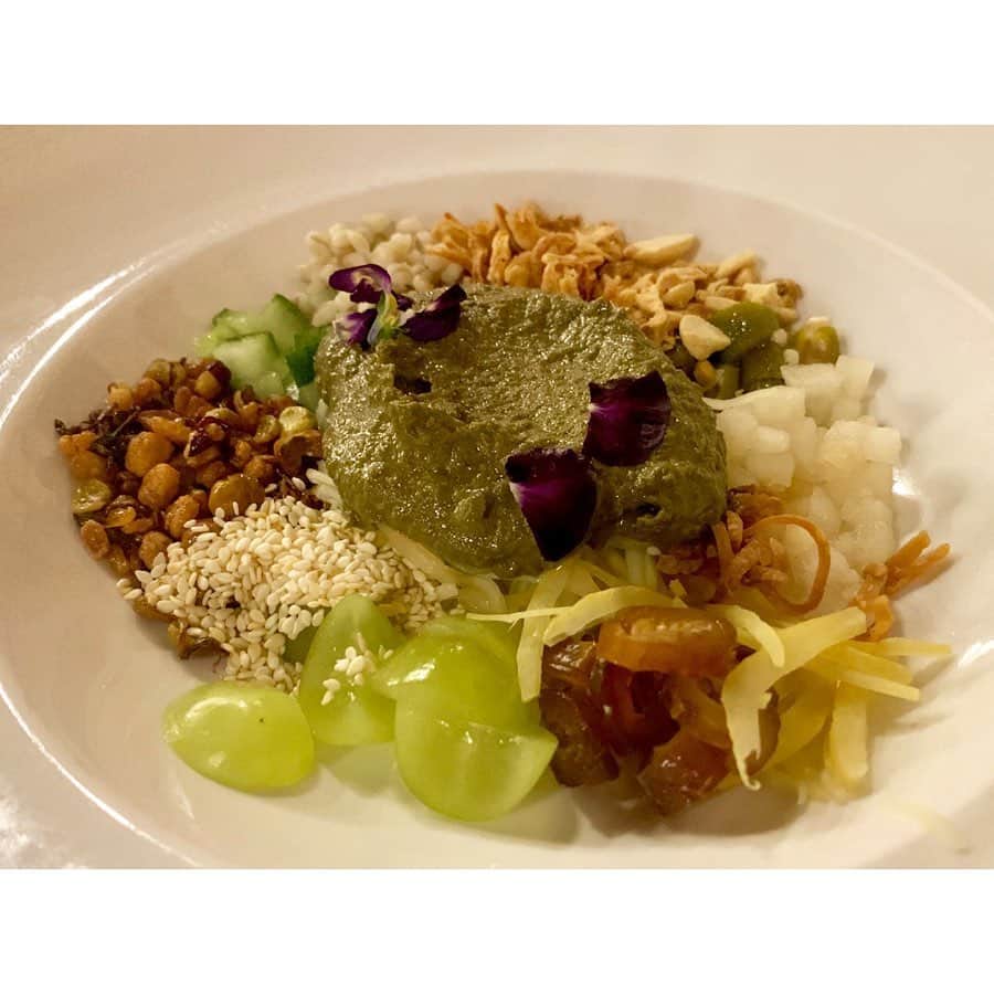 のインスタグラム：「Last dinner in Hawaii🌴 ハワイラストディナーは @pigandthelady にて❤️ 大好きなベトナム料理やさん🐖✨ 日本にも恵比寿にできたから @pigandtheladyjp  今度行ってみよう😋 * #奈沙旅inhawaii #奈沙ログ #奈沙ログinhawaii * ⬅︎swipe⬅︎ ① BURMESE TEA SALAD ② LE FRIED CHICKEN WINGS ③ MUSTARD CABBAGE ④ DUROC PORK CHOP ⑤ KAUA'I SHRIMP  ⑥ BÚN BÒ HUÊ ⑦ VALRHONA CHOCOLATE BANANA TART ⑧ LILIKOI MALASADAS * * #dinner #thepigandthelady #vietnamese #vietnamesefood #hawaii #honolulu #downtownhonolulu #oahu #foodstagram #foodgasm #instafood #foodporn #foodpic #foodie #lastdinner #asianfood #ザピッグアンドザレディ #ハワイ #ダウンタウンホノルル #ホノルル #オアフ島 #ベトナム料理 #ラストディナー #ベトナム料理 #チャイナタウンハワイ #アジア料理 #夜ご飯 #旅行」