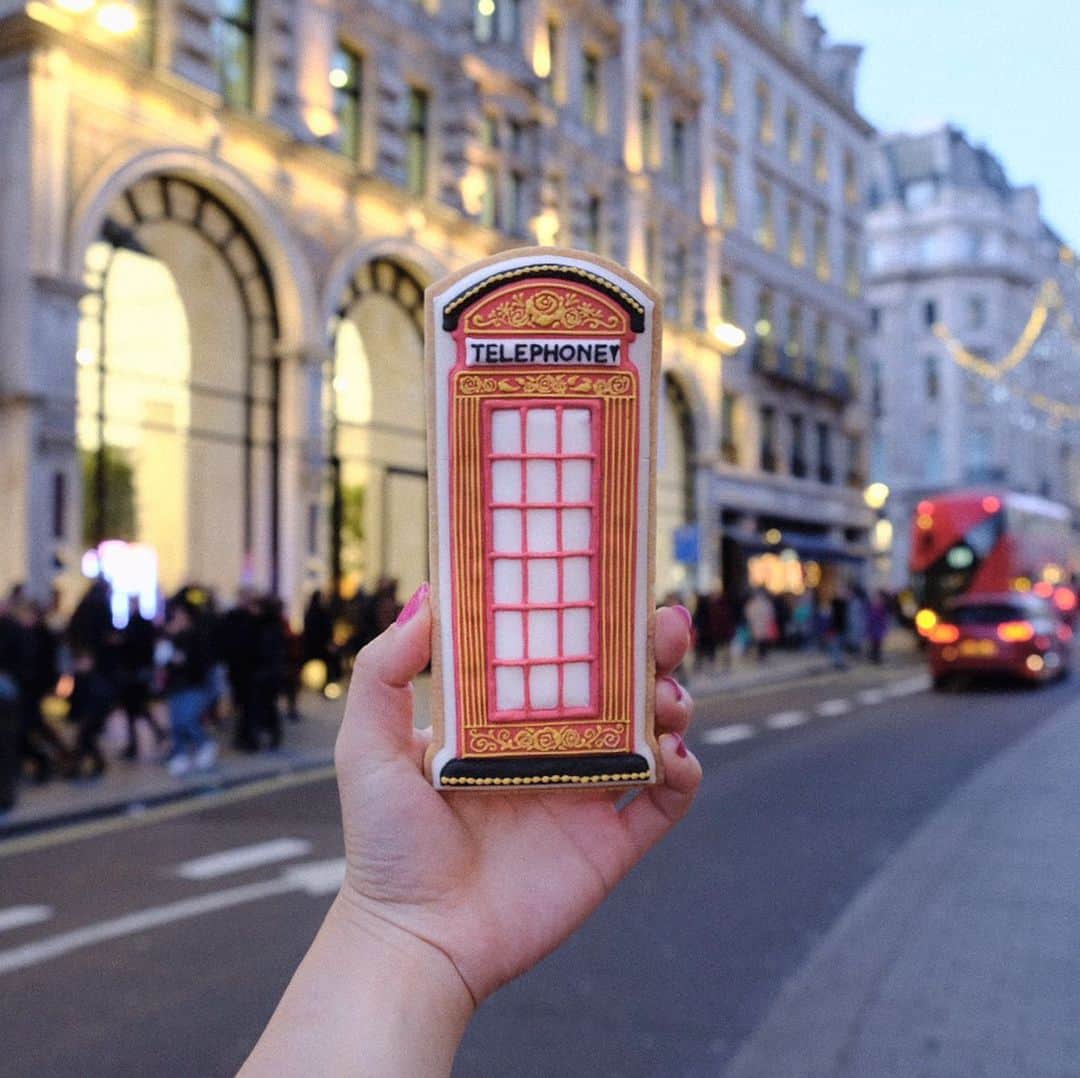 KUNIKAのインスタグラム：「The decorative red telephone box cookie at Regent street🇬🇧﻿ ﻿ ロンドンツアー4日目、最終日。﻿ この日のメインは @peggyporschenofficial でクリスマスティーパーティーなのですが、できる限りお勧めを沢山ご案内したかったので、皆さんと一緒に朝一でお買い物へ🍁﻿ 日曜日はお店が開くのが遅いところが多いのですが、王室御用達スーパーのパートリッジズ @partridgesfoods は朝8時から開いています。﻿ イギリスブランドのお土産品や輸入品も勢ぞろいしてるお洒落なスーパーです。﻿ (Partridgesの紅茶がおススメ☕️﻿) ﻿ スローンスクエア駅からペギーまでは歩くと少し距離があるのですが、お洒落なお店が連なってるのでいろいろイヤホンガイドでご紹介しながら朝のお散歩をしました。﻿ スーパーやアイスクリーム屋さん、サーチギャラリー、エクレアショップ、コーヒーショップ、本屋さんにお花屋さん、、﻿ 途中には私の大好きなブリティッシュレストランの @ivychelsgarden もあります🌿﻿ 今年も気合の入った雪の国のような豪華なデコレーション❄️﻿ ここまでくるとPeggyの2号店もすぐそこです。﻿ ﻿ 今年のペギーの店舗デコレーションはポーラーベアやペンギンなど、大ぶりで可愛らしいデザイン🌸 そして、今回特別に地下ルームのテーブルをクリスマスデコレーションで飾ってくれました🥺🎄❄️﻿ なんて可愛いの...!!!﻿ シャンパンで乾杯して、メニューはホタテのリゾットとクリスマスカップケーキでした🧁﻿ そして、私がPeggyで働いてた時のクリスマスパーティーで特に印象に残っているクリスマスクラッカーをみんなでやりました🎉﻿ 手をクロスさせて、両側の人のクラッカーを持ち、全員で一斉に引っ張りあってお祝いするんです。(説明難しい、、笑)﻿ 中には紙でできた冠と、微笑ましい雑貨が入ってます。﻿ みんなで冠をかぶってケーキをいただきました🥰﻿ ﻿ 楽しい時間はあっという間に過ぎ、夕方は皆さまそれぞれ美術館やショッピングなど各々最期のロンドンを過ごして頂きました。﻿ あっという間の4日間。 ツアーレポート、全6回のつもりが書ききれなかったので、続きます🥰 ﻿ ﻿ ﻿ #kunikalondonxmastour #artofkunika #sugarcookies #decoratedcookies #cookieart #decoratedsugarcookies #royalicing #royalicingcookies #cookiedecorating #customcookies #cookiesofinstagram #cookiedesign #cookieartist #instacookie #london #londonchristmas #regentstreet #redtelephonebox #アイシングクッキー #ロンドン #ロンドンツアー #エイチアイエス」
