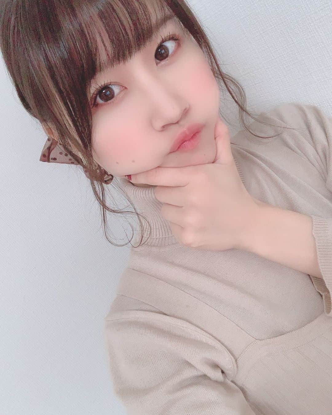 八木沙季のインスタグラム：「💇‍♀️💇‍♀️ . 時間あったからヘアアレンジしてみた😉 サイドでおだんごしたよ🍡 . #ヘアアレンジ  #おだんごヘア  #むずかしい」