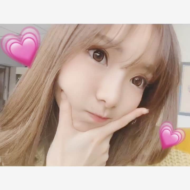 輝月あんりのインスタグラム：「我到學校了。 我今天要學習🏫❣️🌈」