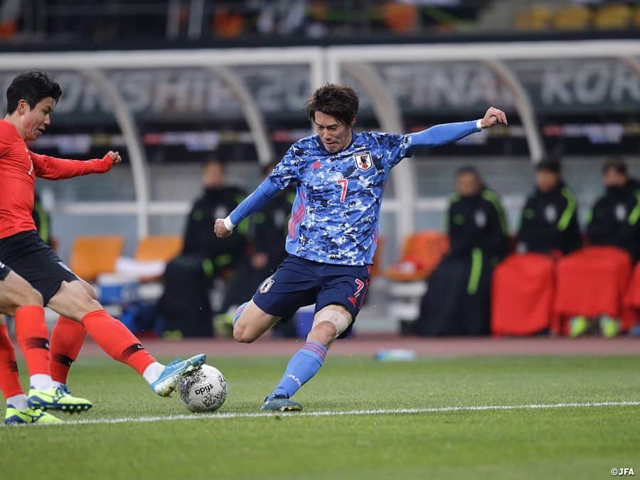日本サッカー協会さんのインスタグラム写真 - (日本サッカー協会Instagram)「📸Match photos｜#SAMURAIBLUE 韓国に敗れて3大会ぶり優勝ならず ・ 韓国は3戦全勝で優勝し、大会3連覇で通算5度目の優勝。日本は2勝1敗で2位。日本戦の前に行われたもう1試合で、香港を2-0で初勝利を挙げた中国代表が1勝2敗で3位。香港は3連敗で4位でした。 ・ 個人賞には#鈴木武蔵 選手（#北海道コンサドーレ札幌 ）がBrave賞（敢闘賞）、3得点のFW#小川航基 選手（#水戸ホーリーホック ）が得点王を獲得。大会MVPには韓国代表ファン・インボム選手、ベストGK賞は韓国のキム・スンギュ選手、ベストDF賞は韓国のキム・ミンジェ選手が選ばれました。 ・ ―――――――――――――――――― EAFF E-1サッカー選手権2019 決勝大会 📅12/18（水） 19:30KO 🇯🇵#SAMURAIBLUE 0-1 韓国 👉大会情報はJFA.jpへ ・ #daihyo #E1 #新しい景色を2022」12月19日 14時58分 - japanfootballassociation