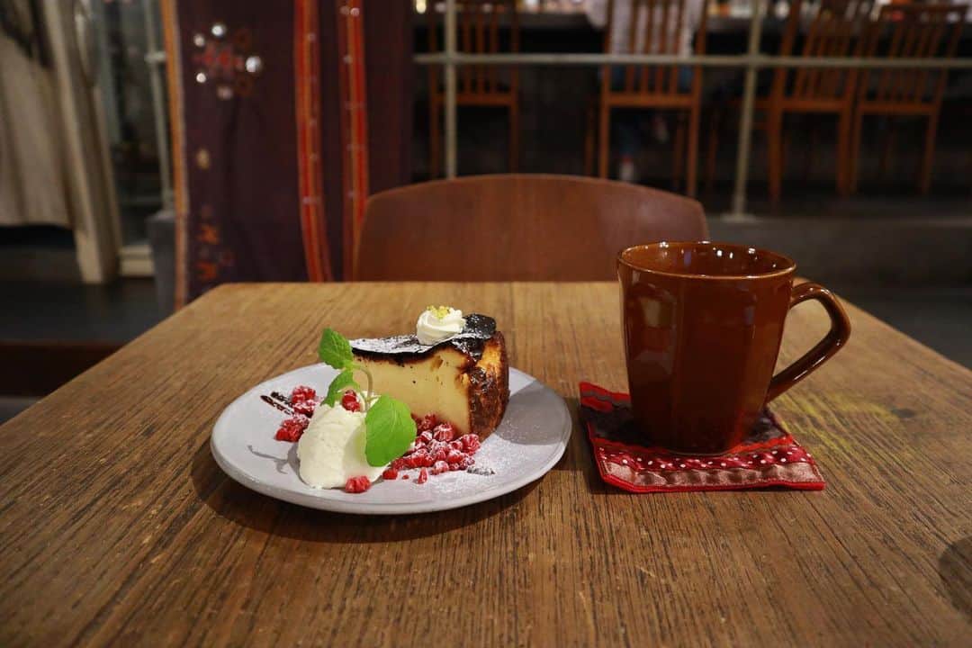 石井輝明さんのインスタグラム写真 - (石井輝明Instagram)「東京、目黒。 今日は大阪です。 フーちゃんのライブに呼んでもらいました。 軽い気持ちで受けたら、チケット代1万円というとんでもないイベントでした。  #chumapartment #cafe #coffee #カフェ #東京カフェ #目黒カフェ #カフェ芸人 #1万円のライブってなに #ディナーショー的なことみたいやけど #なかなかのお値段 #いつも通りしかできない #そこはよろしくお願いします #まぁ楽しんだらいいんでしょう #楽しくさせていただきます」12月19日 15時03分 - comandanteishii