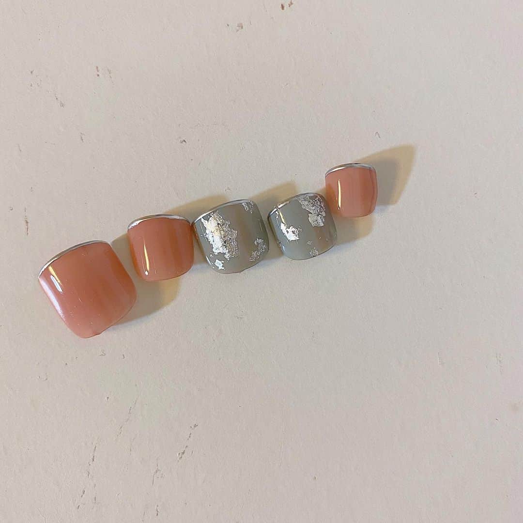 Kana Kobayashiさんのインスタグラム写真 - (Kana KobayashiInstagram)「メタルライン可愛い✨ #Anela #nails #pedicure #footnails #フットケア #フットネイル #ネイル #ネイルアート #メタルライン #大人ネイル #fashion」12月19日 15時16分 - anela_kana