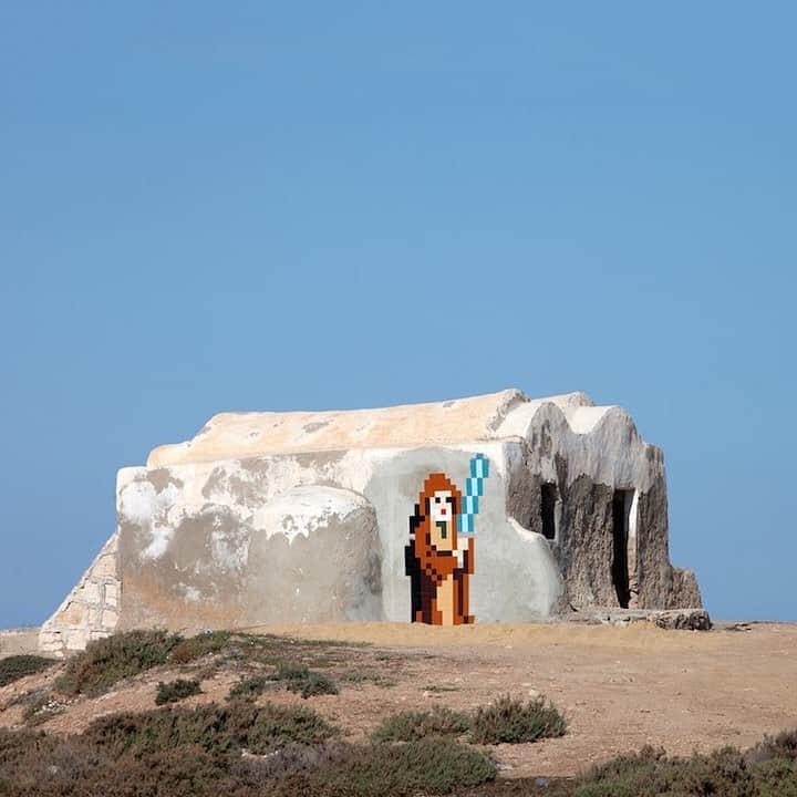 HYPEBEASTさんのインスタグラム写真 - (HYPEBEASTInstagram)「@hypebeastart: @invaderwashere paid a visit to the island of Djerba in Tunisia to install a total of 58 new pieces. One of the more eye-catching works is a series of 'Star Wars' characters to celebrate the new 'Star Wars: The Rise of Skywalker' movie. Hit the link in bio for the full article.⁠⠀ Photos: Invader」12月19日 15時12分 - hypebeast
